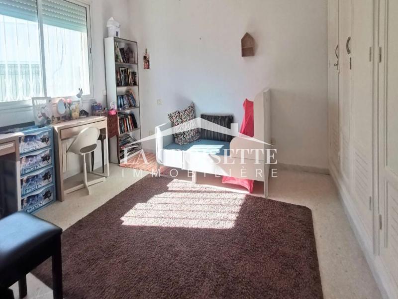 Villa S+5 avec piscine à L a Marsa